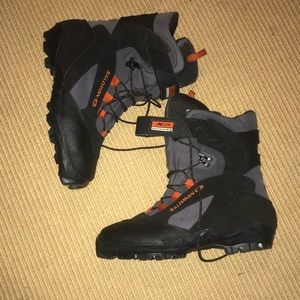 Cross country ski boots
